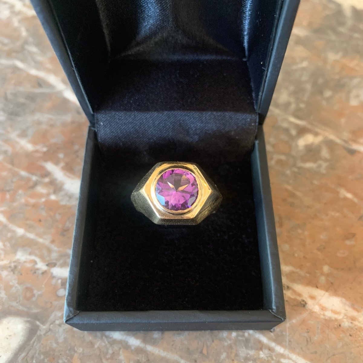Bague Chevalière en or jaune et améthyste - Castafiore