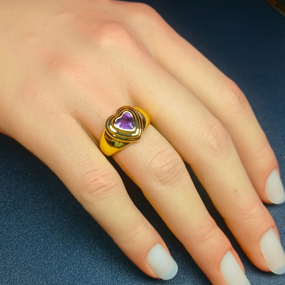 Bague Chevalière en or jaune et améthyste - Castafiore