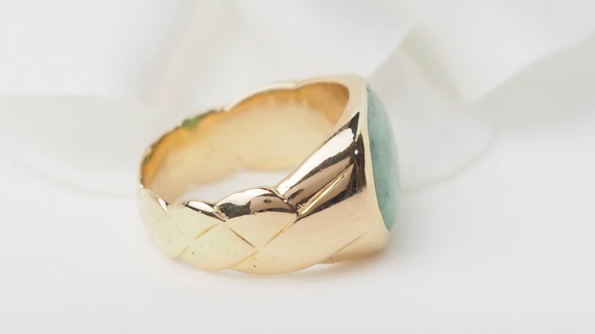 Bague chevalière en or jaune et cabochon jade - Castafiore