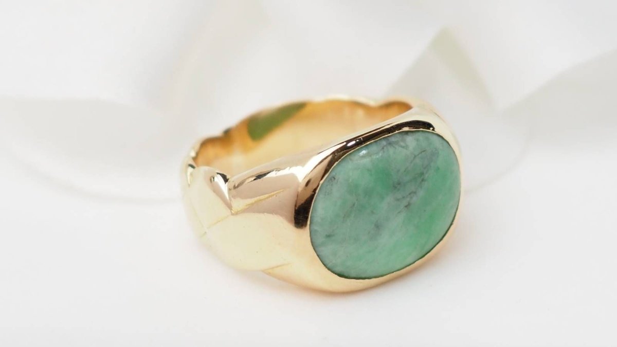 Bague chevalière en or jaune et cabochon jade - Castafiore