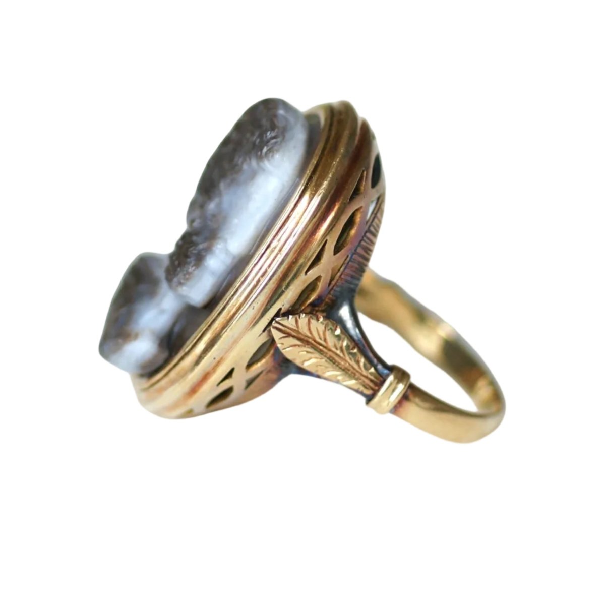 Bague Chevalière en or jaune et camée - Castafiore