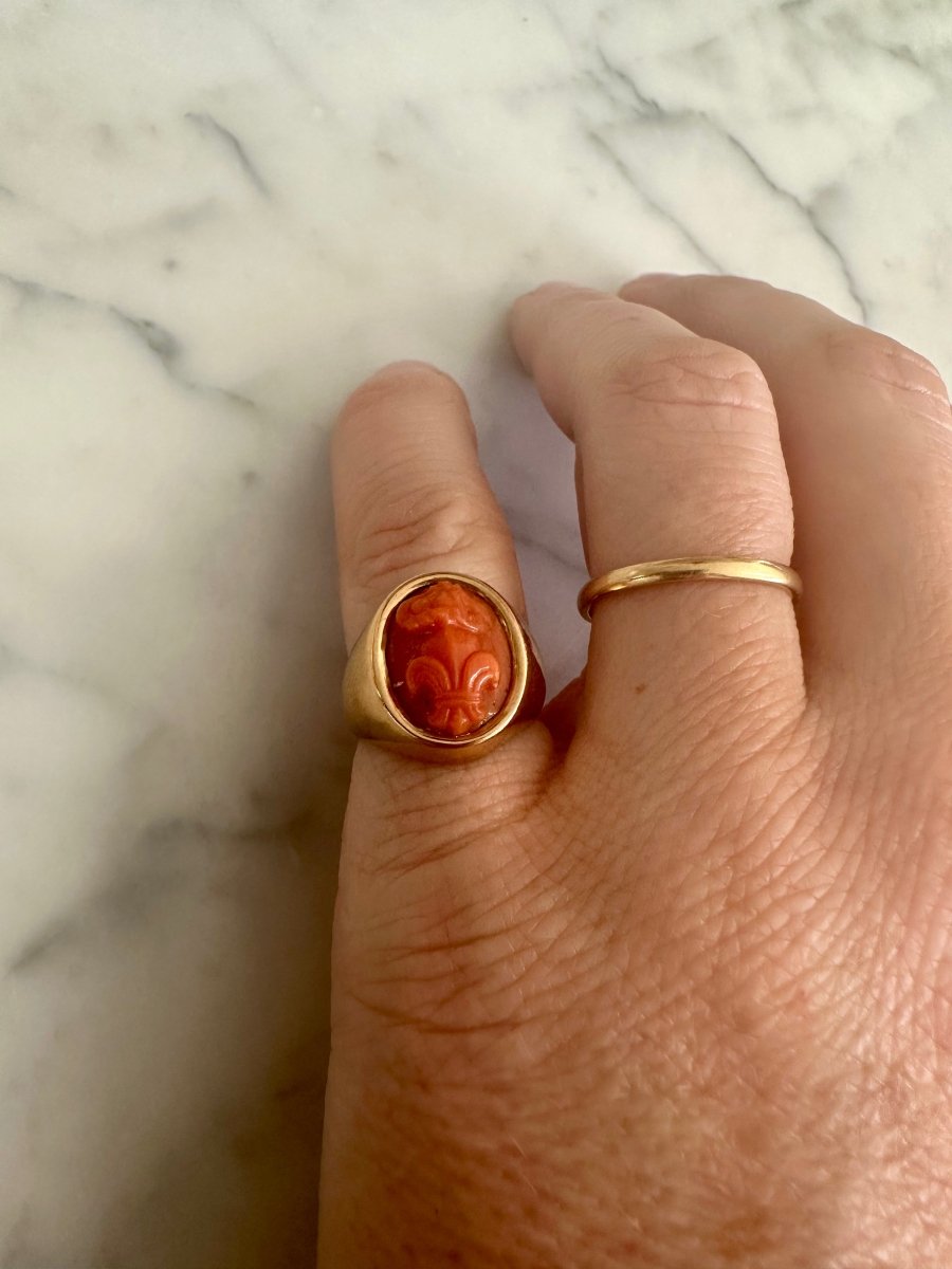 Bague chevalière en or jaune et corail - Castafiore