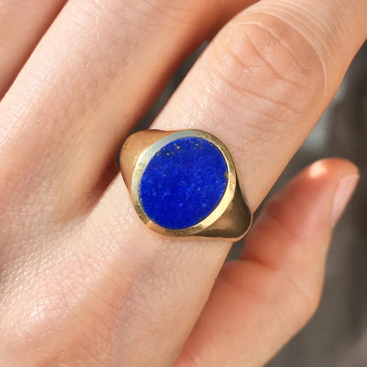 Bague Chevalière en or jaune et lapis-lazuli - Castafiore