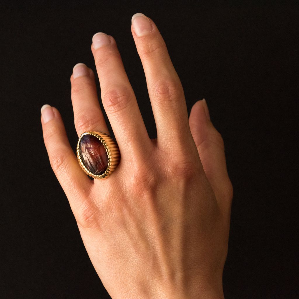 Bague Chevalière en or jaune, intaille et agate - Castafiore