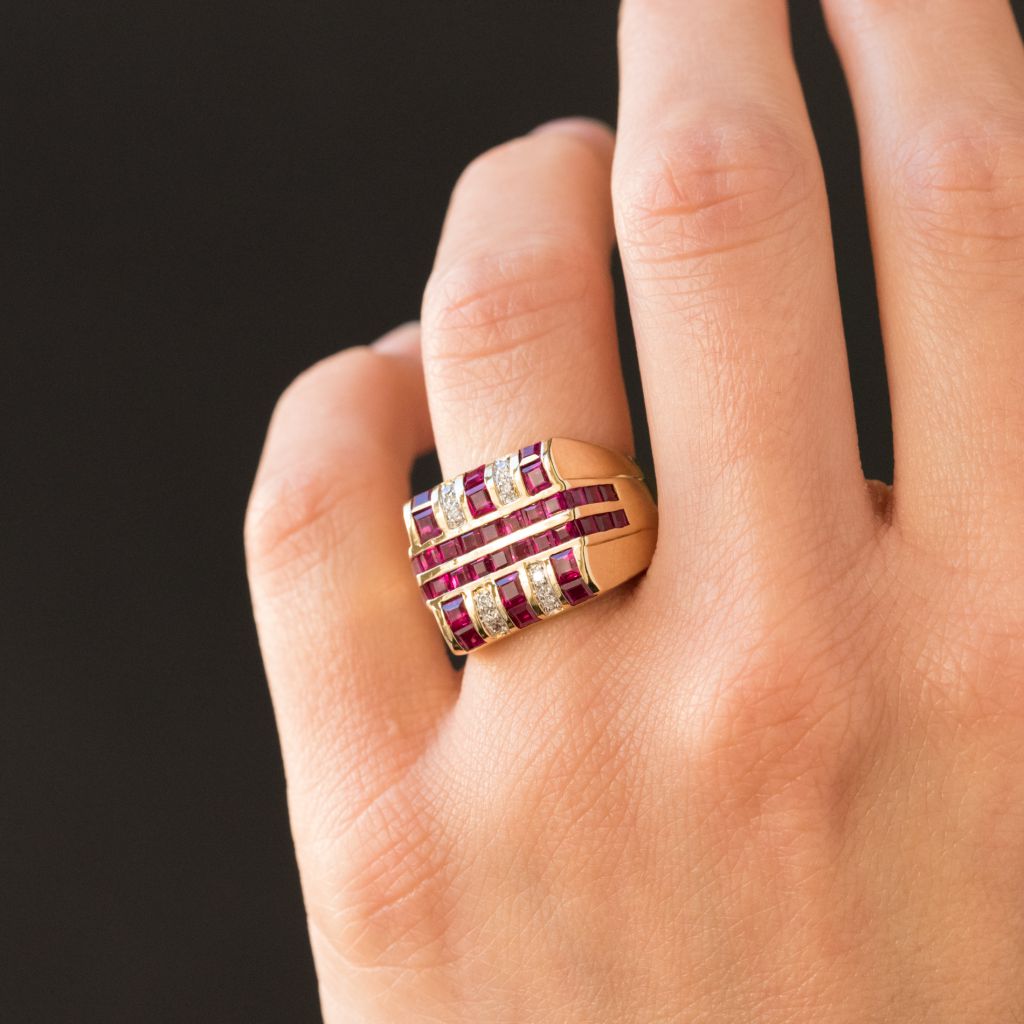Bague Chevalière en or jaune, rubis et diamants - Castafiore