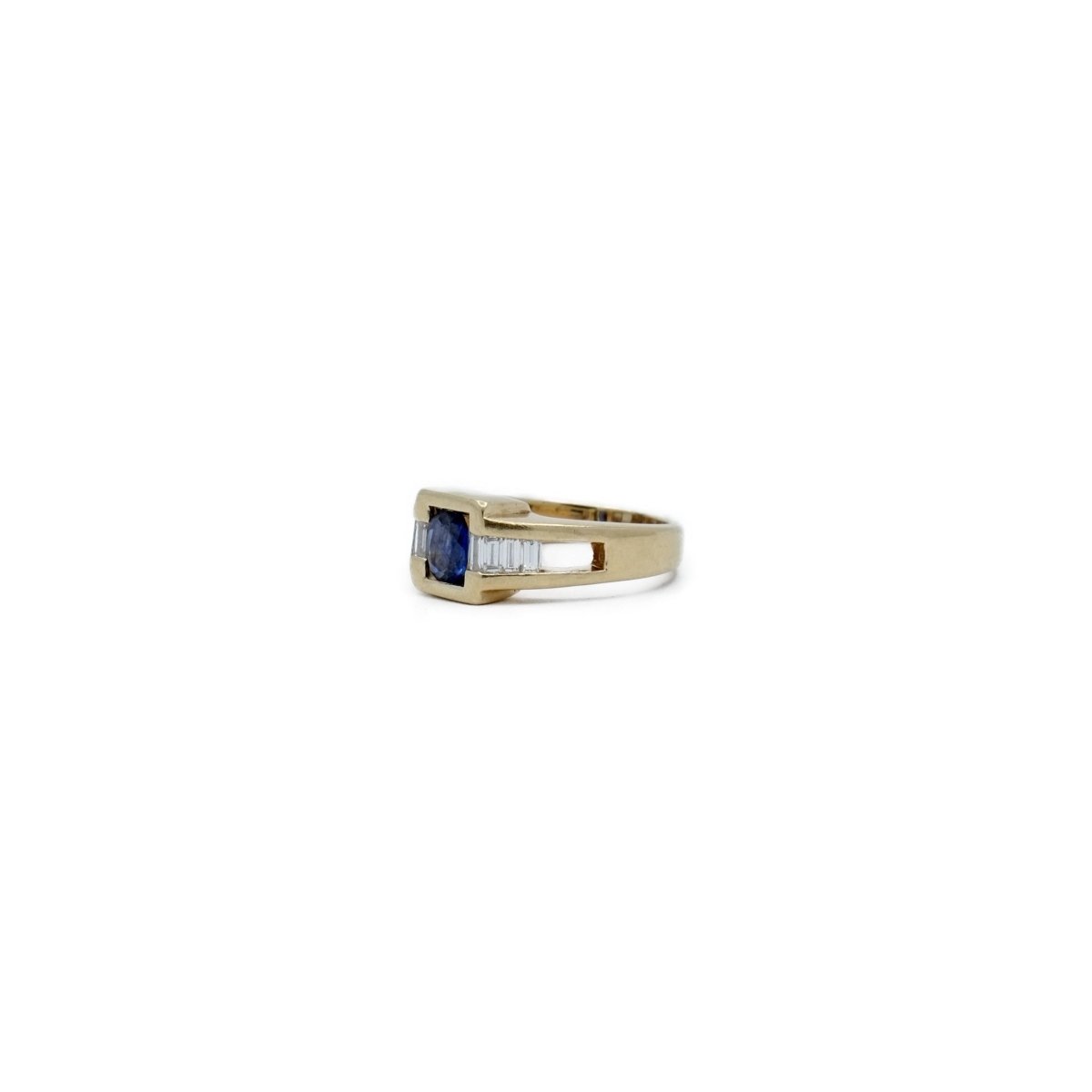 Bague Chevalière en or jaune, saphir et diamants - Castafiore