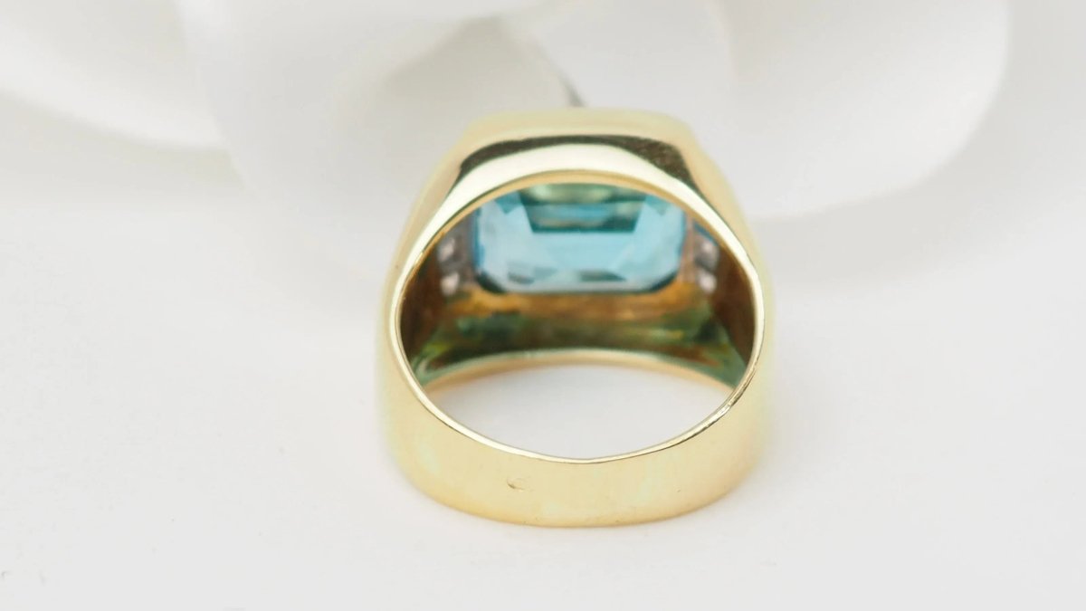 Bague Chevalière en or jaune, Topaze bleue et diamants - Castafiore