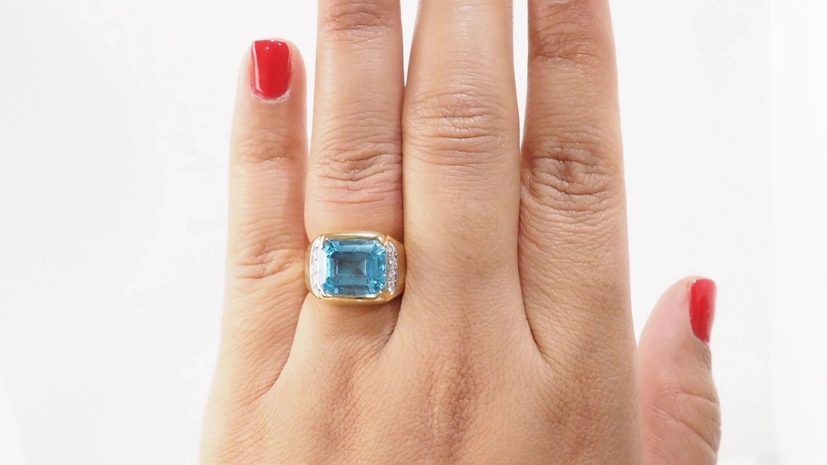 Bague Chevalière en or jaune, Topaze bleue et diamants - Castafiore