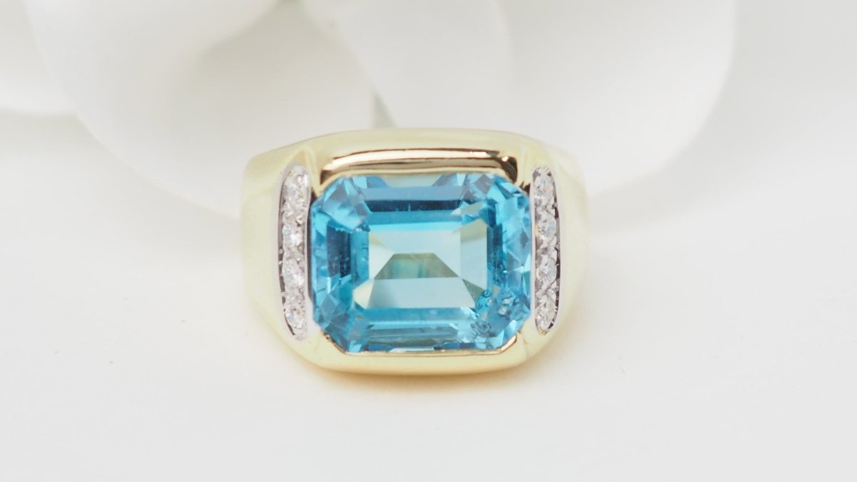 Bague Chevalière en or jaune, topaze et diamants - Castafiore