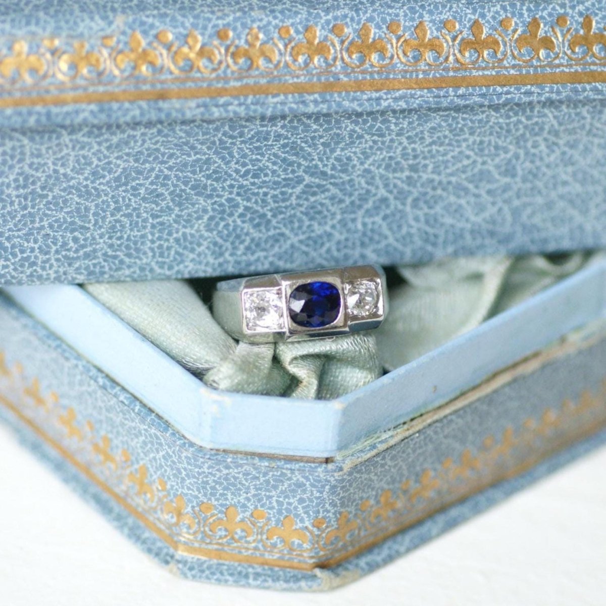 Bague Chevalière en platine, saphir, et diamants - Castafiore