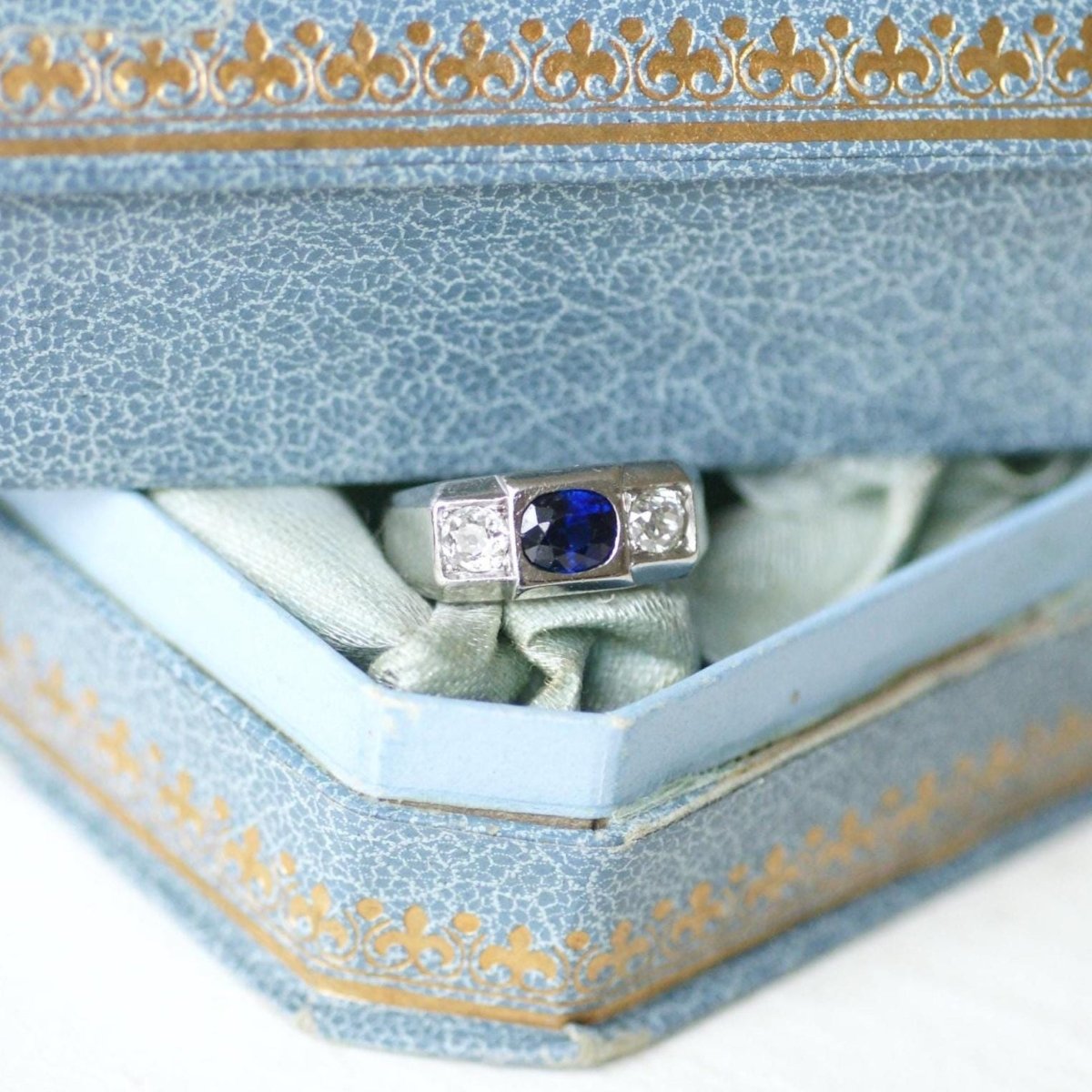 Bague Chevalière en platine, saphir, et diamants - Castafiore