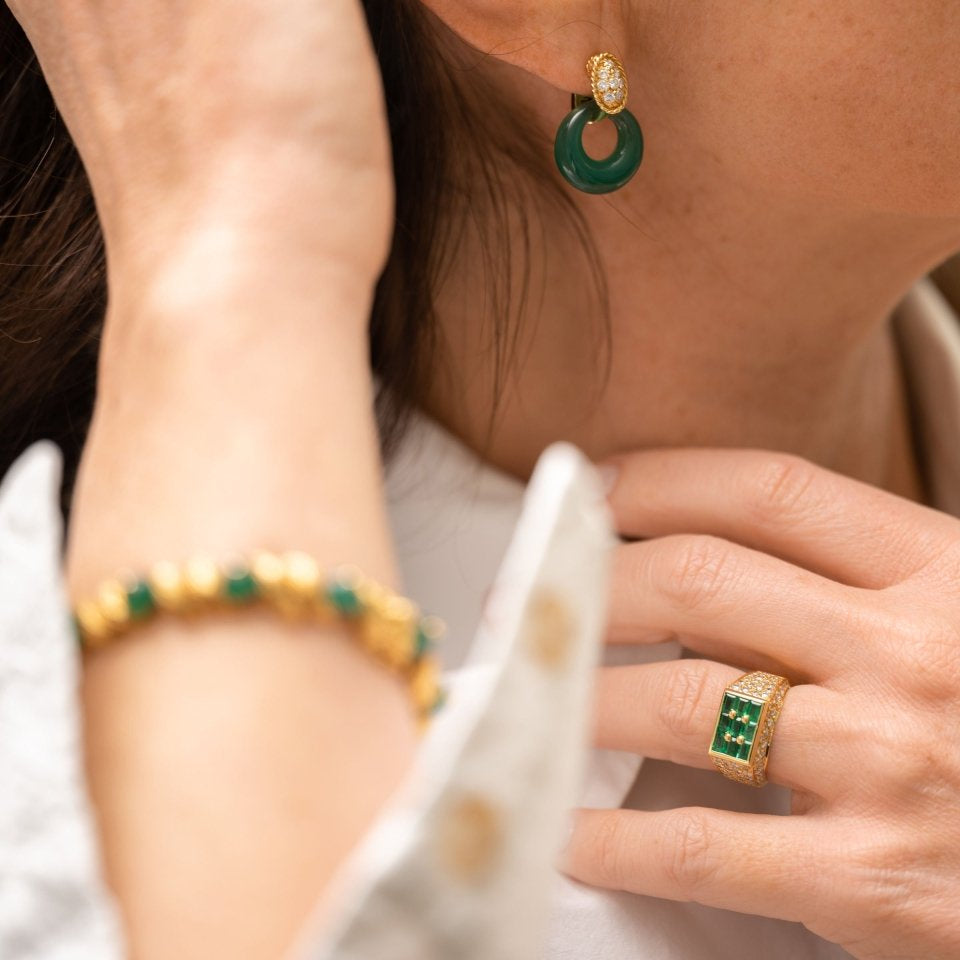 Bague Chevalière FRED, en or jaune, diamants et émeraudes - Castafiore