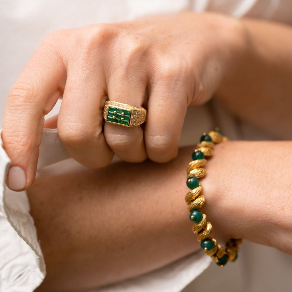 Bague Chevalière FRED, en or jaune, diamants et émeraudes - Castafiore