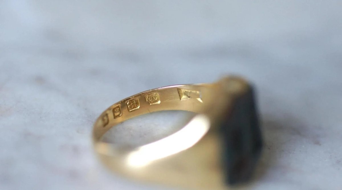 Bague Chevalière Intaille Jaspe Sanguin Or Jaune - Castafiore