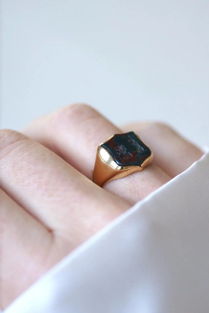 Bague Chevalière Intaille Jaspe Sanguin Or Jaune - Castafiore