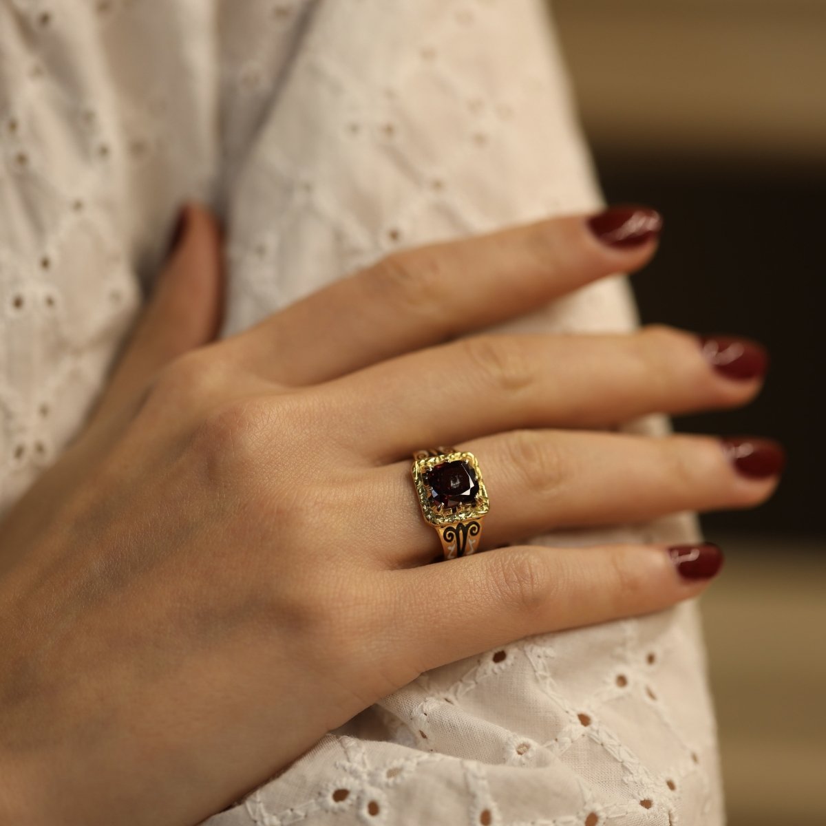 Bague chevalière Napoléon III en or jaune 18K avec émail et grenat – Taille 54 - Castafiore