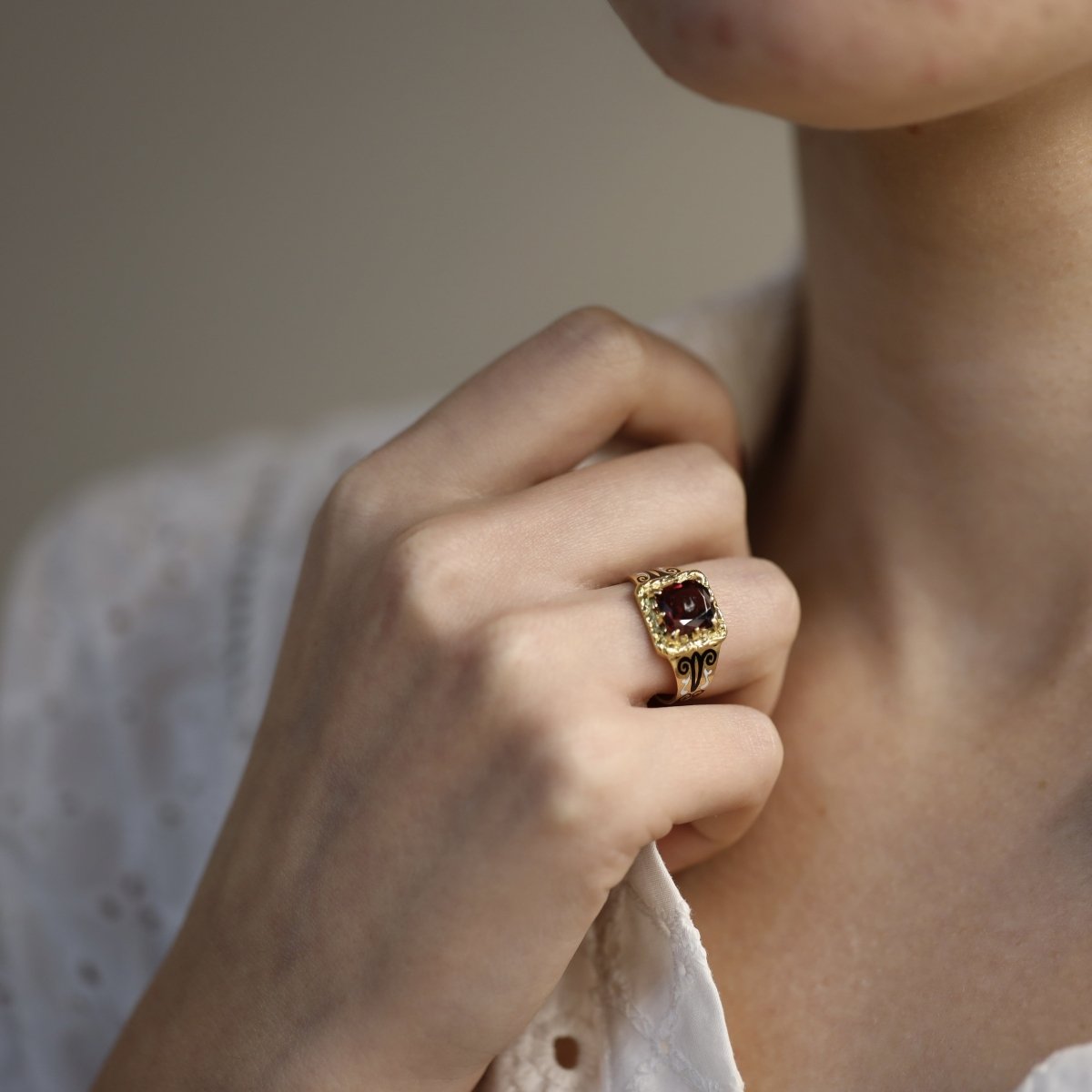 Bague chevalière Napoléon III en or jaune 18K avec émail et grenat – Taille 54 - Castafiore