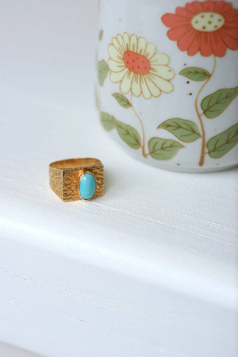 Bague chevalière or martelé et turquoise - Castafiore