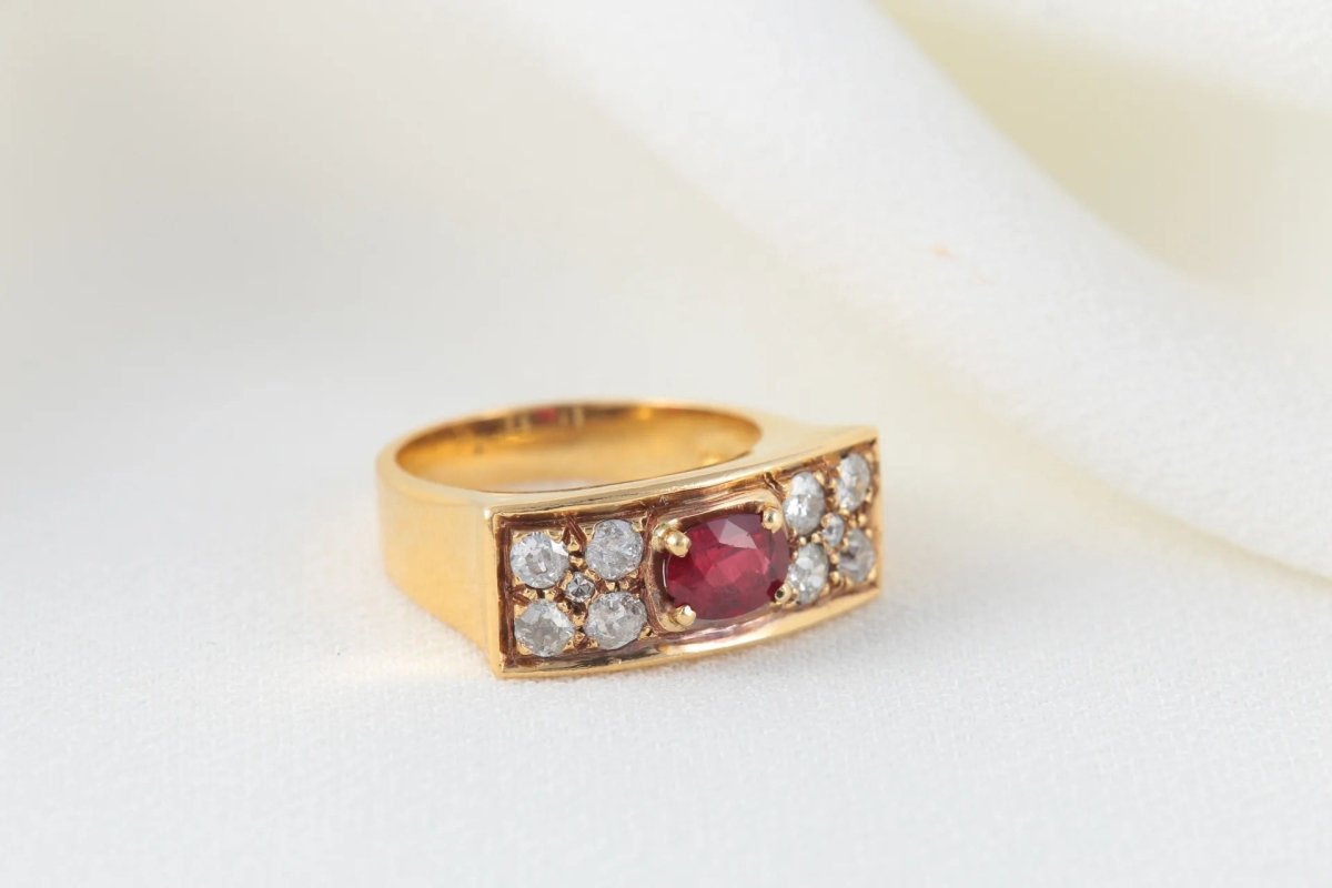 Bague Chevalière Vintage en Or, Rubis et Diamants - Castafiore