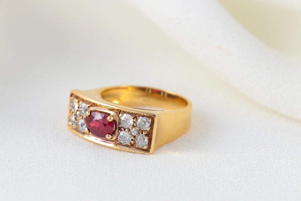 Bague Chevalière Vintage en Or, Rubis et Diamants - Castafiore