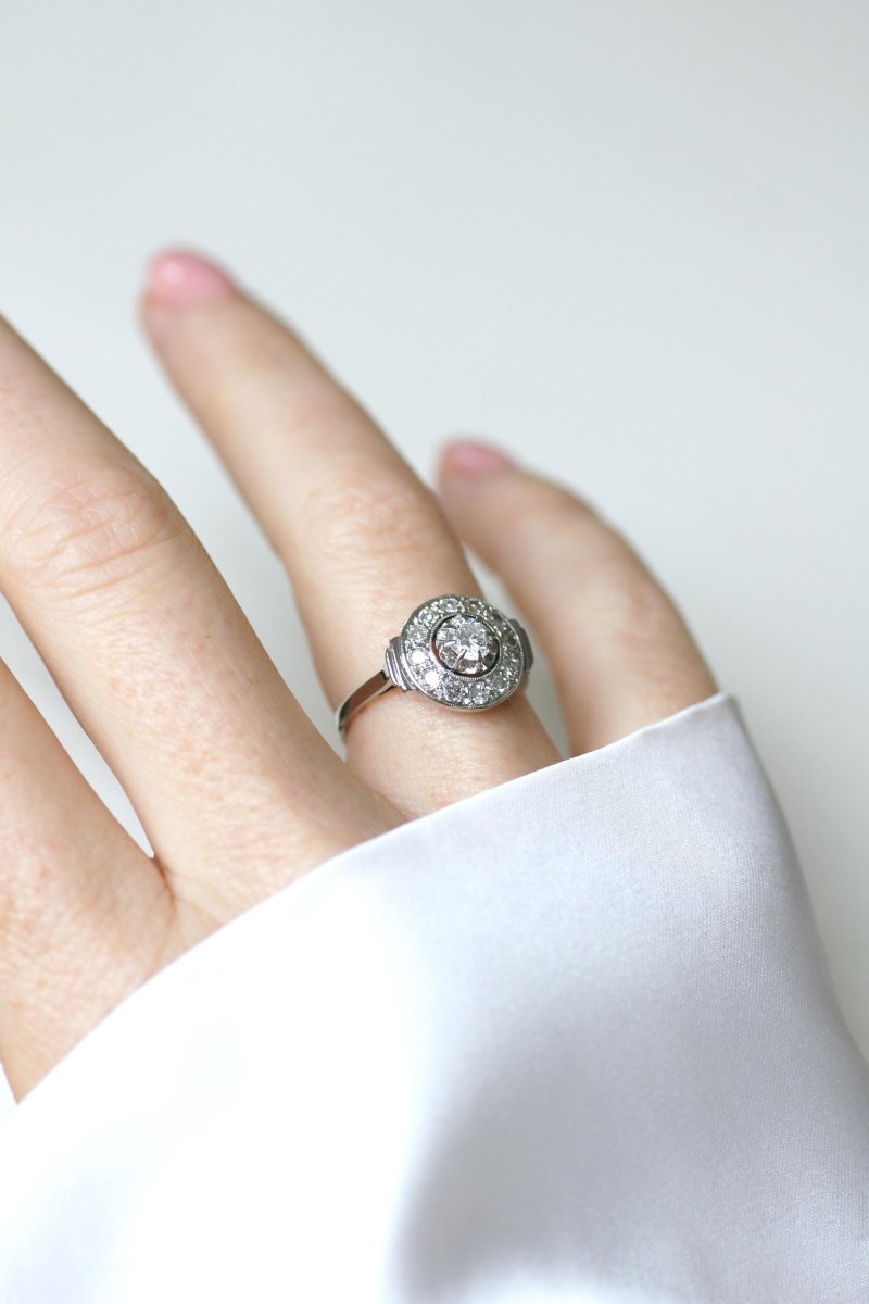Bague Cible Art Déco Diamants 0,75 Ct sur Or blanc et Platine - Castafiore