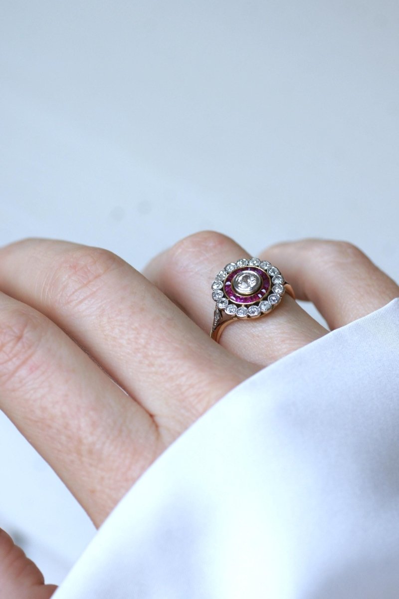 Bague Cible Belle Epoque Diamants et Rubis Calibrés - Castafiore