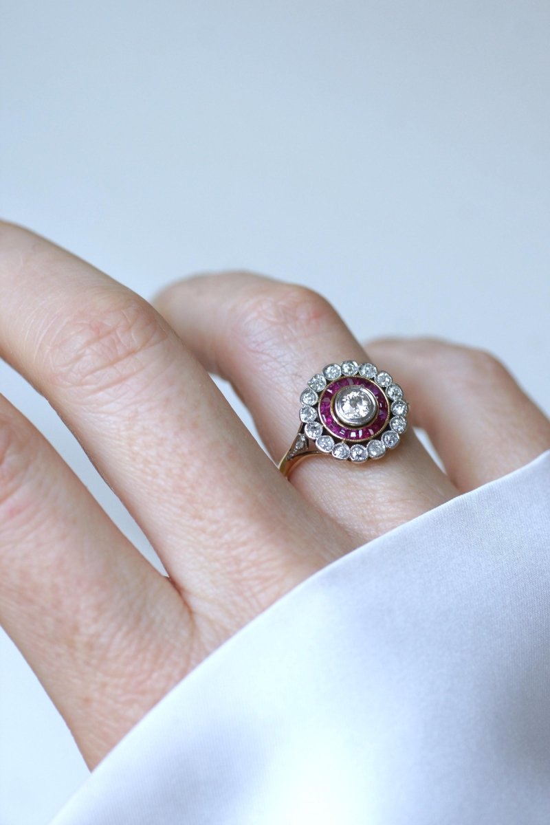 Bague Cible Belle Epoque Diamants et Rubis Calibrés - Castafiore