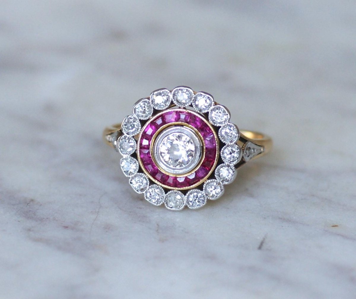 Bague Cible Belle Epoque Diamants et Rubis Calibrés - Castafiore