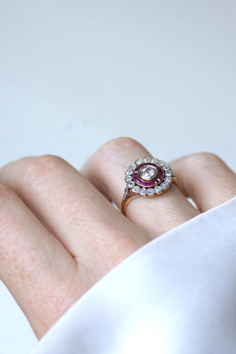 Bague Cible Belle Epoque Diamants et Rubis Calibrés - Castafiore