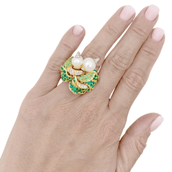 Bague Cocktail DIOR "Jardins de Milly-la-Forêt” en blanc, or jaune, émeraudes, tsavorites, perles et diamants - Castafiore
