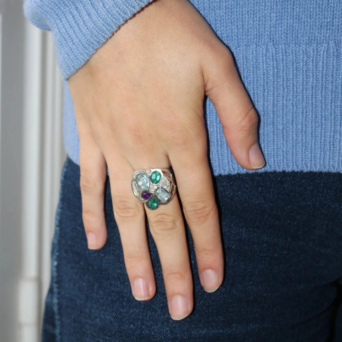 Bague Cocktail en or blanc, aigues-marines, émeraudes, améthyste et diamants - Castafiore