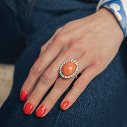 Bague Cocktail en or blanc, corail et diamants - Castafiore