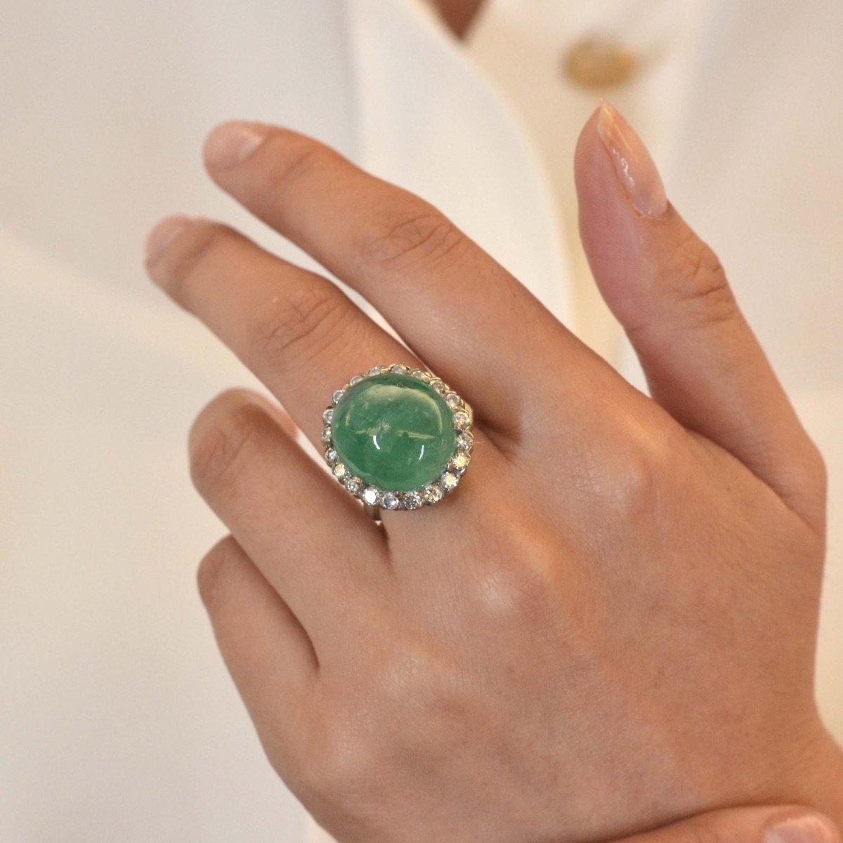 Bague Cocktail en or blanc, émeraude et diamants - Castafiore