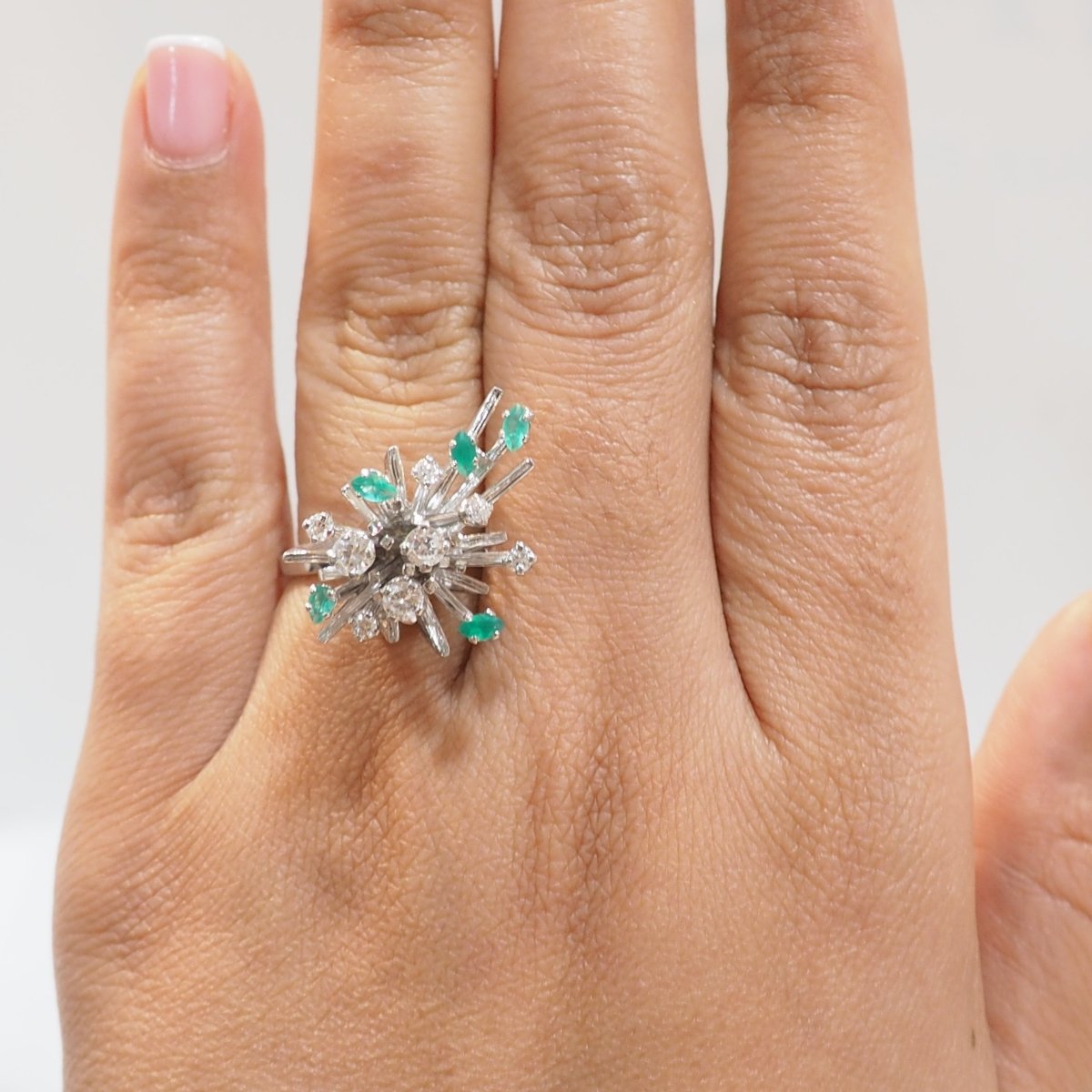 Bague Cocktail en or blanc, émeraudes et diamants - Castafiore