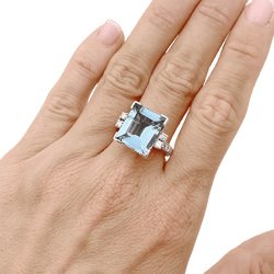 Bague Cocktail en or blanc, platine, aigue - marine et diamants - Castafiore