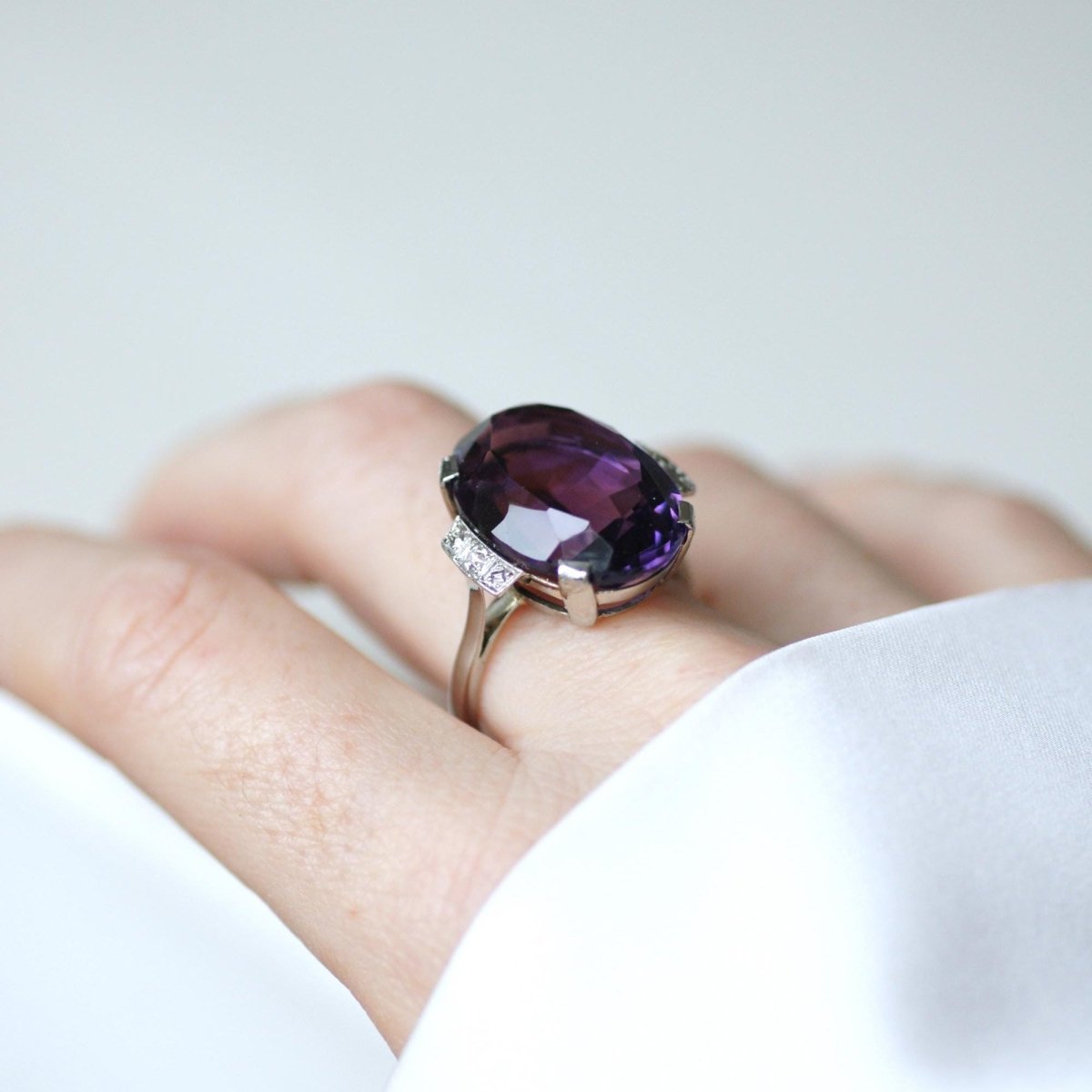 Bague Cocktail en or blanc, platine, améthyste, et diamants - Castafiore