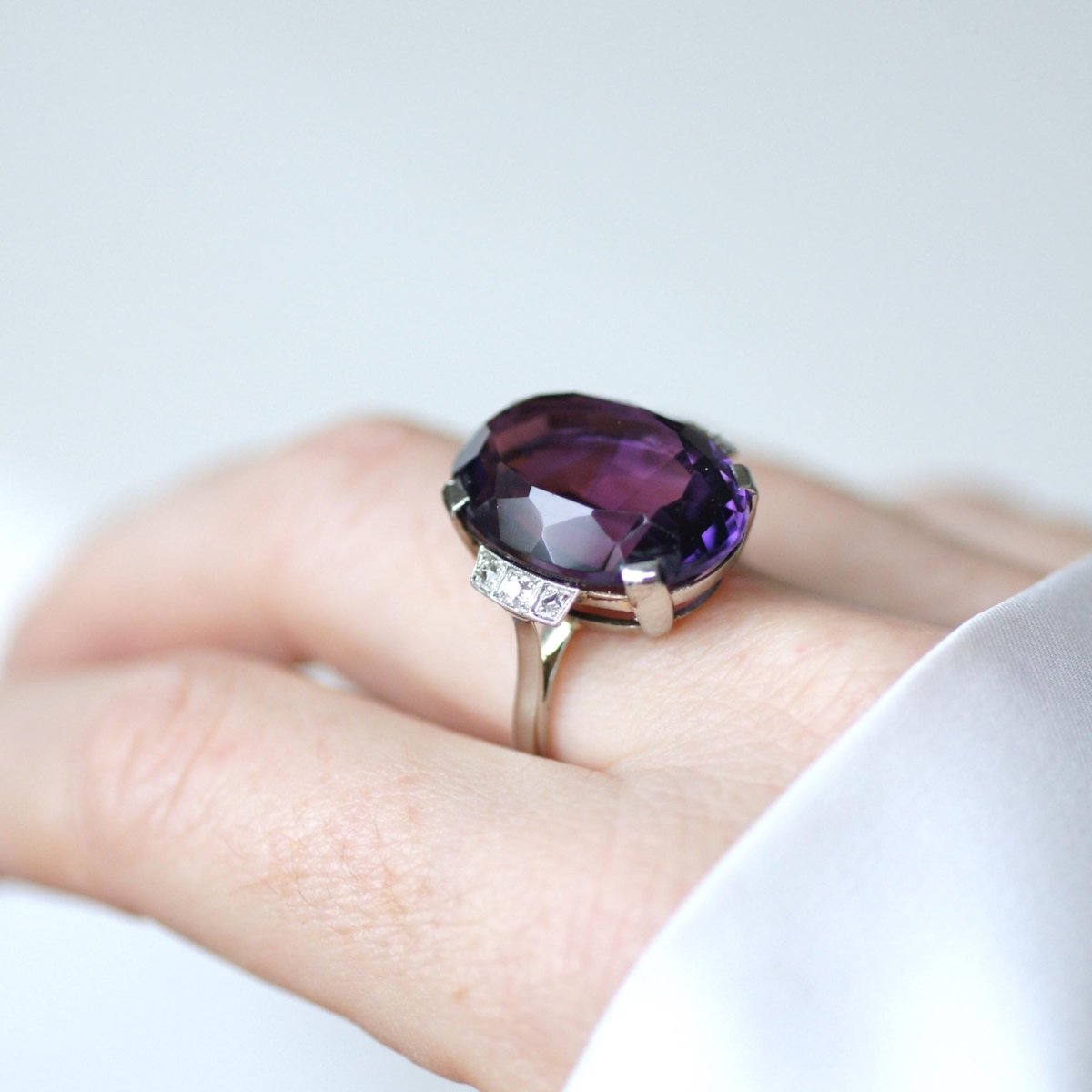 Bague Cocktail en or blanc, platine, améthyste, et diamants - Castafiore