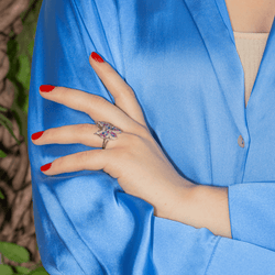 Bague Cocktail en or blanc, rubis, émeraudes, saphirs et diamants - Castafiore