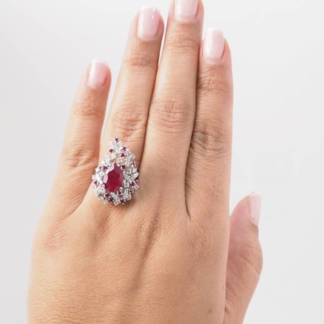 Bague Cocktail en or blanc, rubis et diamants - Castafiore