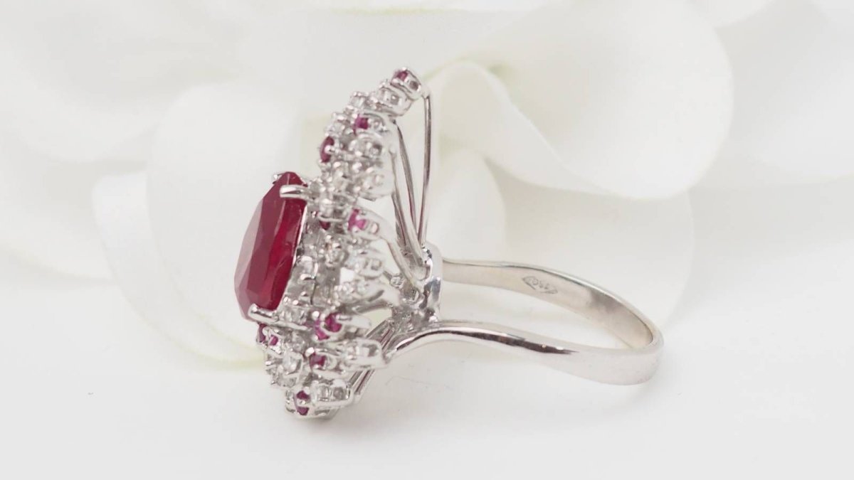 Bague cocktail en or blanc, rubis et diamants - Castafiore