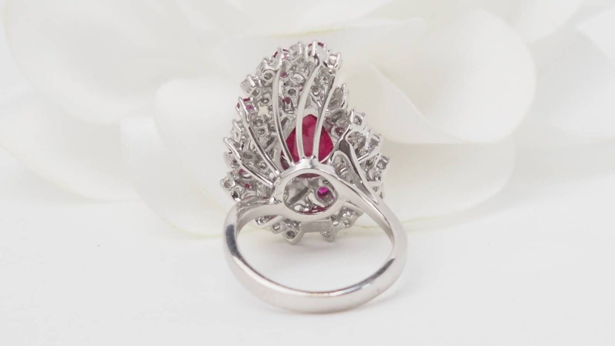 Bague cocktail en or blanc, rubis et diamants - Castafiore