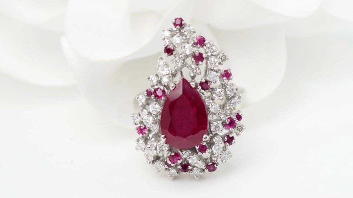 Bague cocktail en or blanc, rubis et diamants - Castafiore