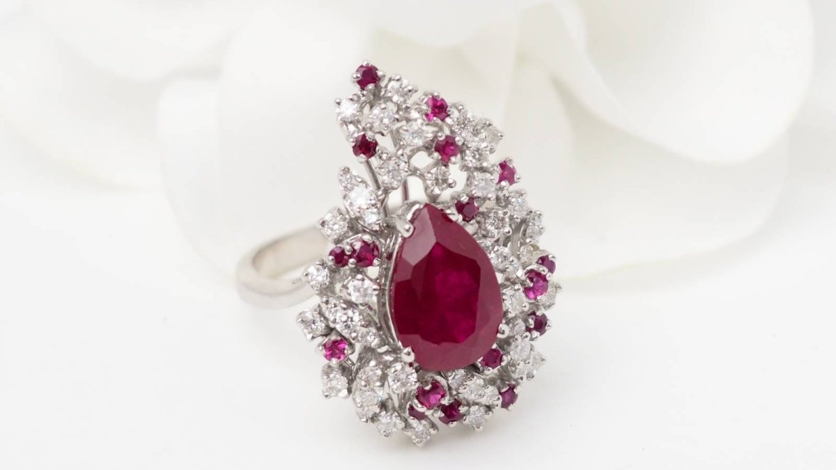 Bague cocktail en or blanc, rubis et diamants - Castafiore