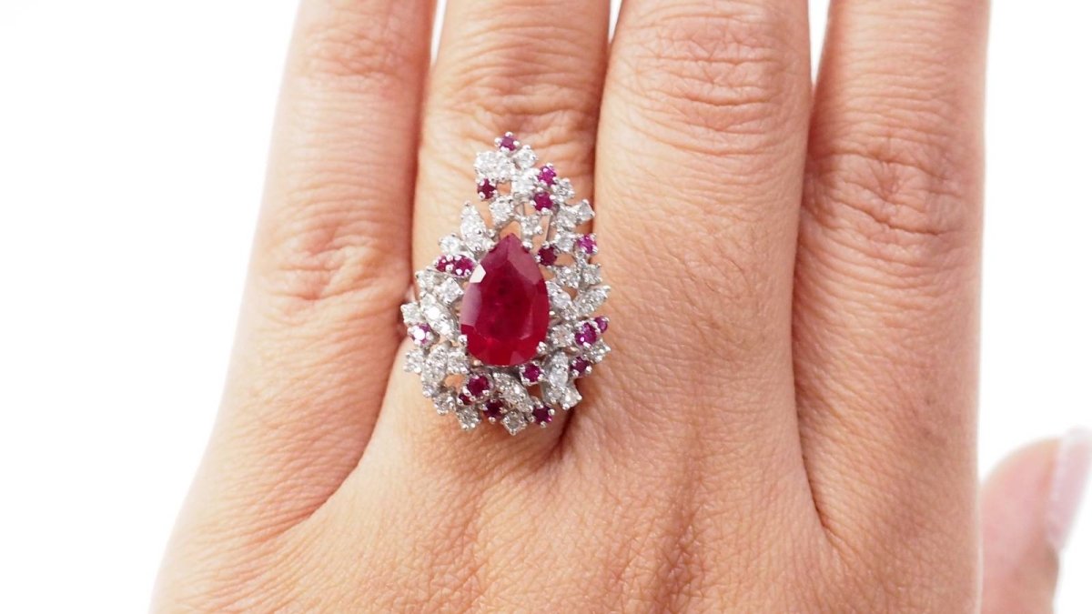 Bague cocktail en or blanc, rubis et diamants - Castafiore