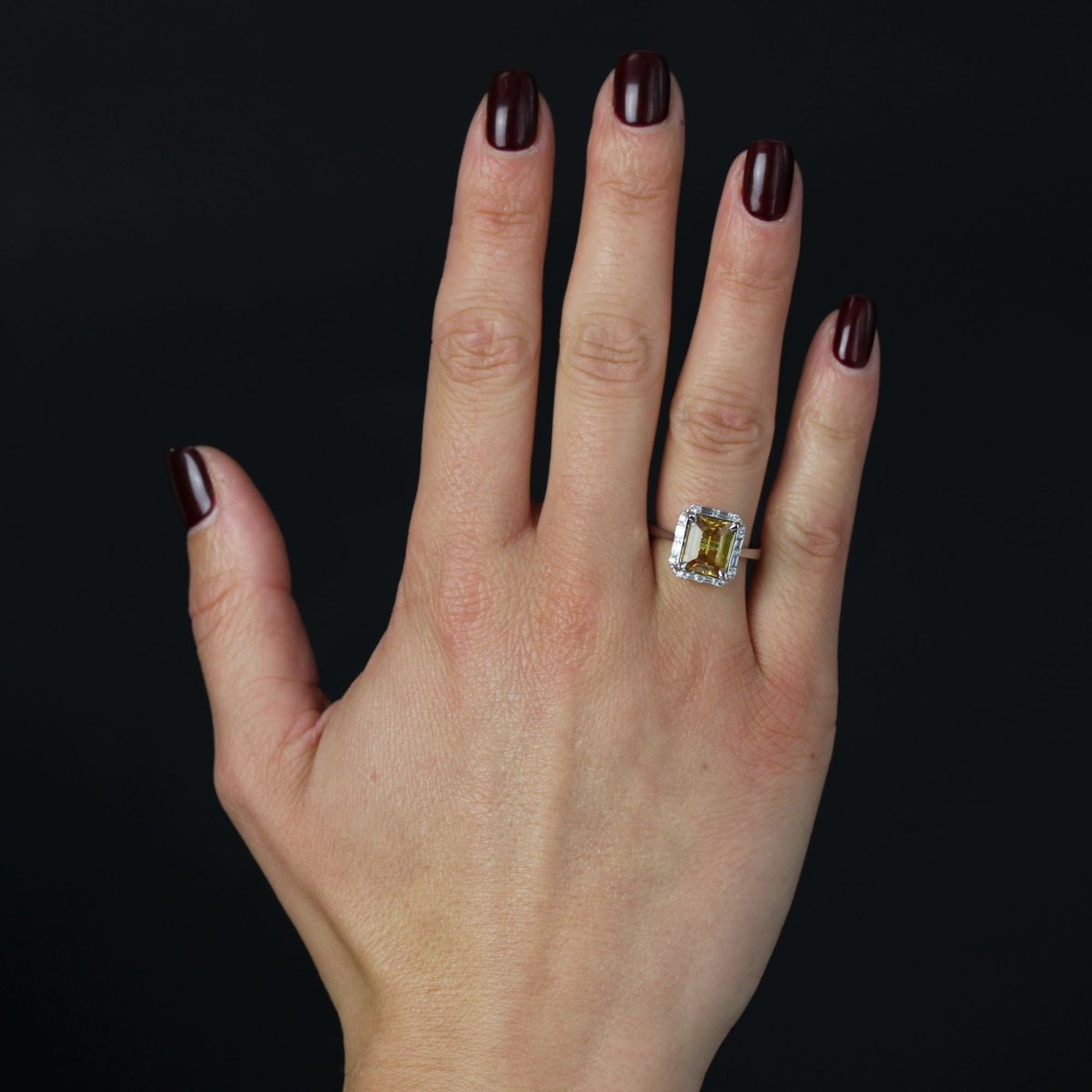 Bague Cocktail en or blanc, saphir et diamants - Castafiore
