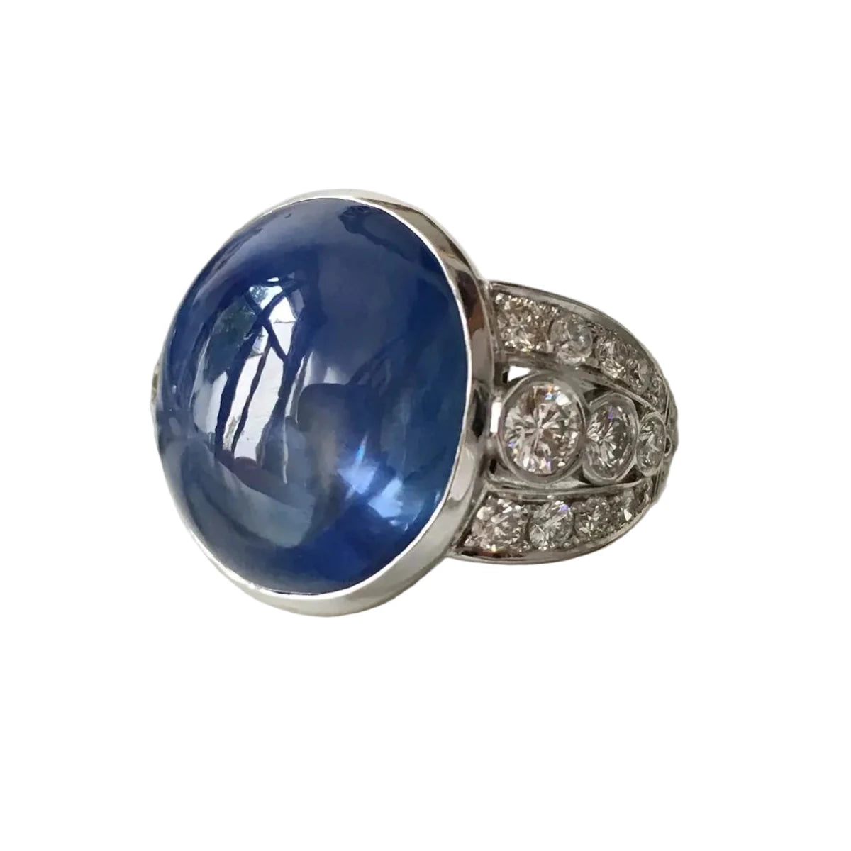 Bague Cocktail en or blanc, saphir et diamants - Castafiore