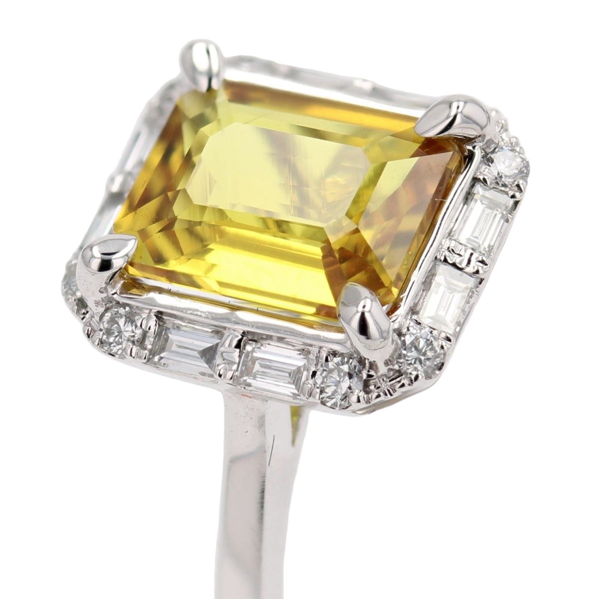 Bague Cocktail en or blanc, saphir et diamants - Castafiore