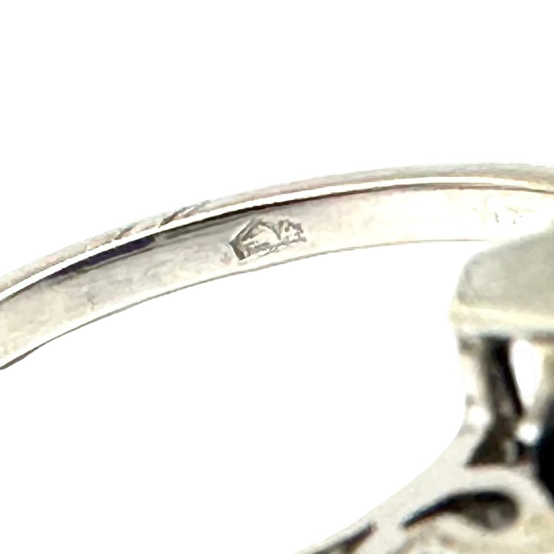 Bague Cocktail en or blanc, saphir et diamants - Castafiore