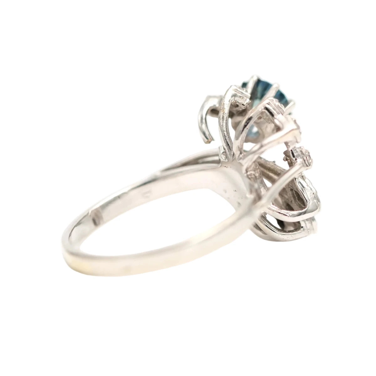 Bague Cocktail en or blanc, saphir et diamants - Castafiore
