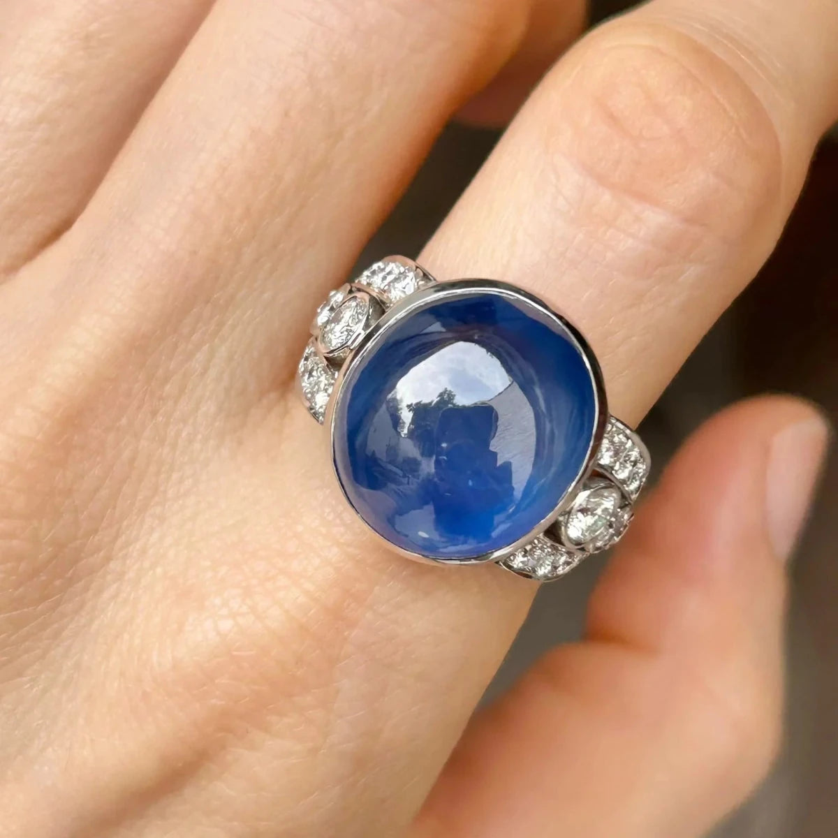 Bague Cocktail en or blanc, saphir et diamants - Castafiore